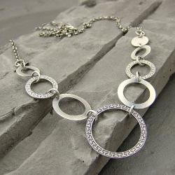 modny,nowoczesny,srebrny naszyjnik z kołami - Naszyjniki - Biżuteria