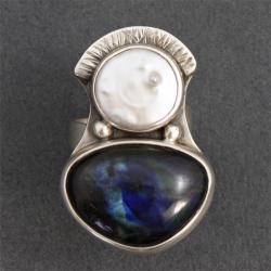 srebrny pierścionek z perła i czarnym labradorytem - Pierścionki - Biżuteria