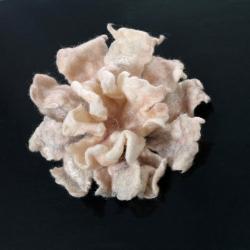 pudrowy róż kwiat filcowany - Broszki - Biżuteria
