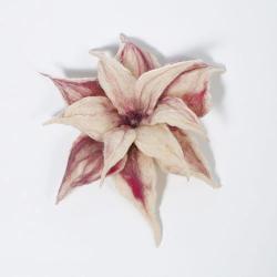 broszka kwiatowa filcowana lilia - Broszki - Biżuteria