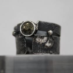 surowy,oksydowany pierścionek ze srebra z pirytem - Pierścionki - Biżuteria
