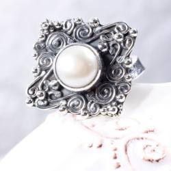 Efektowny pierścionek z perłą - Pierścionki - Biżuteria