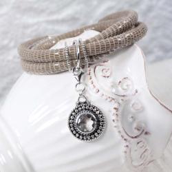 Skórzana bransoletka z wisiorkiem typu charms - Bransoletki - Biżuteria