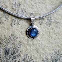 niebieski wisiorek,kyanit - Wisiory - Biżuteria