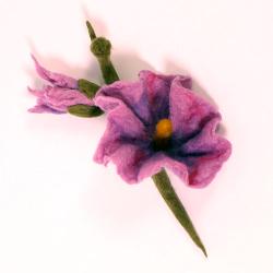 broszka kwiat filcowany,malwa - Broszki - Biżuteria