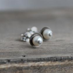 Minimalistyczne kolczyki sztyfty z perłą Swarovski - Kolczyki - Biżuteria