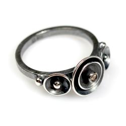 pierścionek,srebrny,oksydowany,z cyrkonią, - Pierścionki - Biżuteria