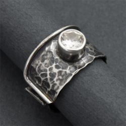 srebrny pierścionek z cyrkonią,srebro młotkowane - Pierścionki - Biżuteria