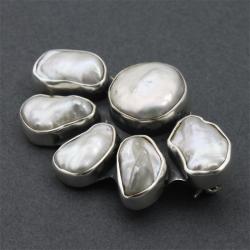 srebrny wisior z perłami - Broszki - Biżuteria