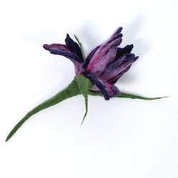 broszka kwiatowa,filcowana broszka,irys - Broszki - Biżuteria