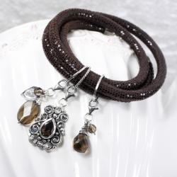 Skórzana bransoletka z zawieszkami typu charms - Bransoletki - Biżuteria