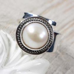 Regulowany pierścionek z perłą - Pierścionki - Biżuteria