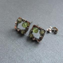maleńkie,delikatne zielone sztyfty - Kolczyki - Biżuteria