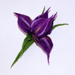 broszka kwiatowa filcowana irys - Broszki - Biżuteria