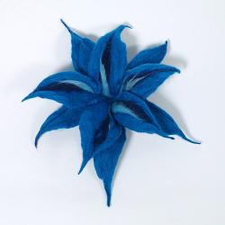 broszka filcowana,lilia turkusowa - Broszki - Biżuteria