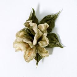 broszka kwiat filcowany waniliowy - Broszki - Biżuteria
